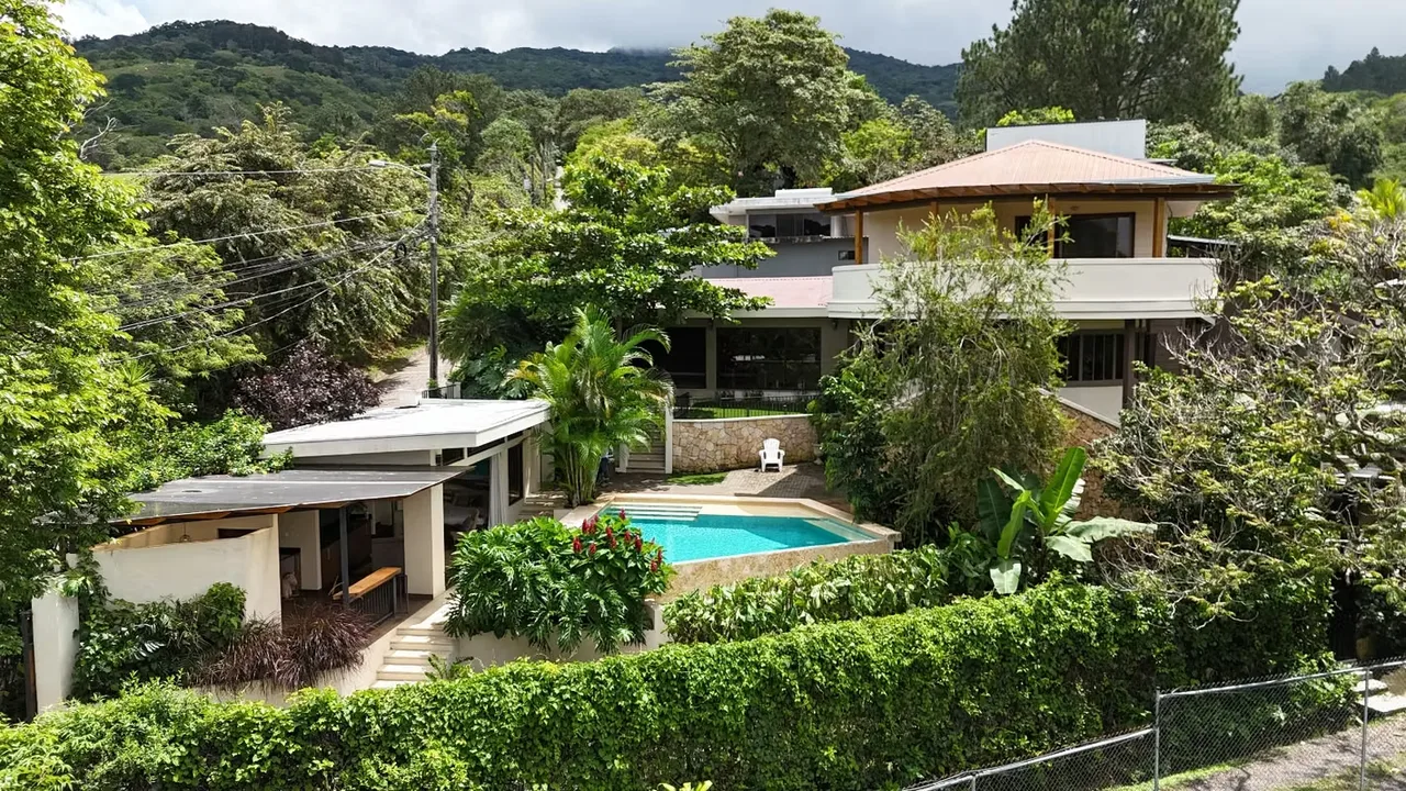 FOR SALE – SPACIOUS HOUSE WITH SWIMMING POOL AND 3 APARTMENTS – CIUDAD COLÓN