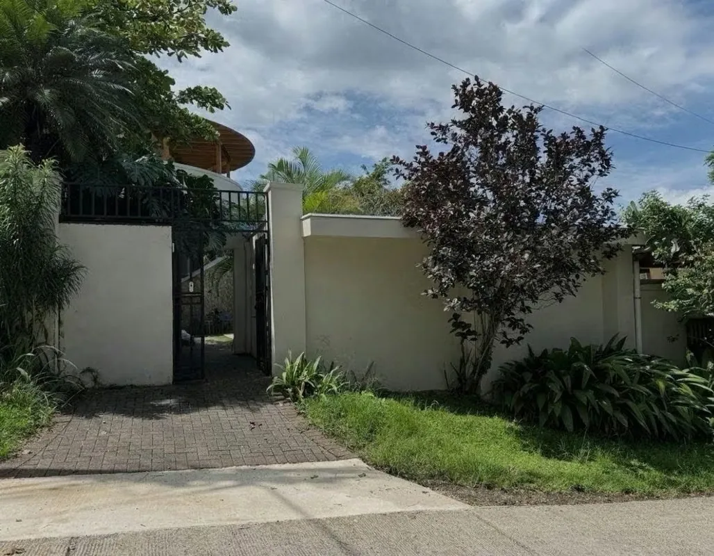 FOR SALE – SPACIOUS HOUSE WITH SWIMMING POOL AND 3 APARTMENTS – CIUDAD COLÓN, photo 2