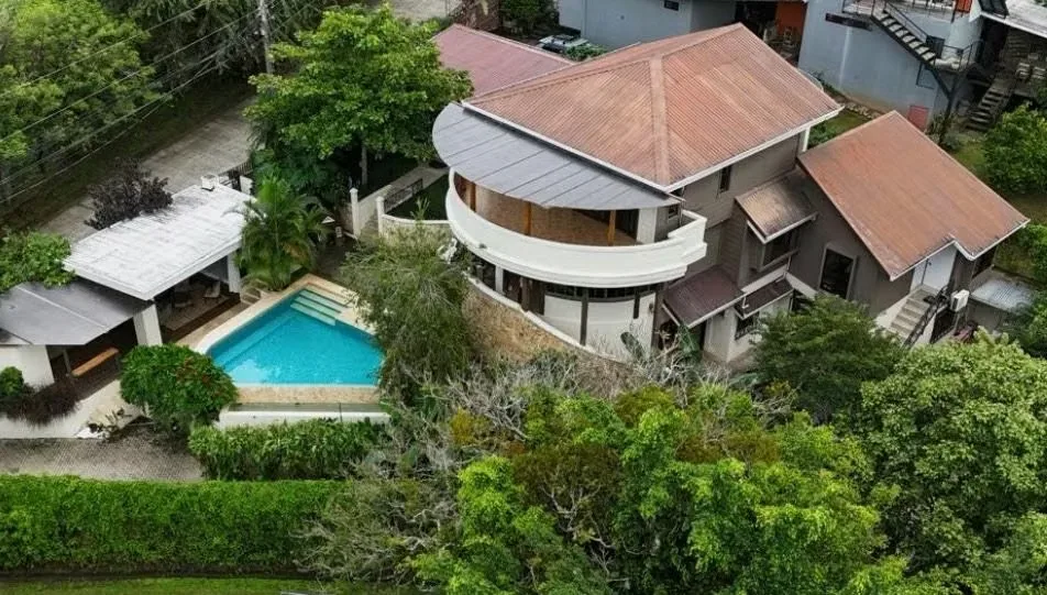FOR SALE – SPACIOUS HOUSE WITH SWIMMING POOL AND 3 APARTMENTS – CIUDAD COLÓN, photo 3