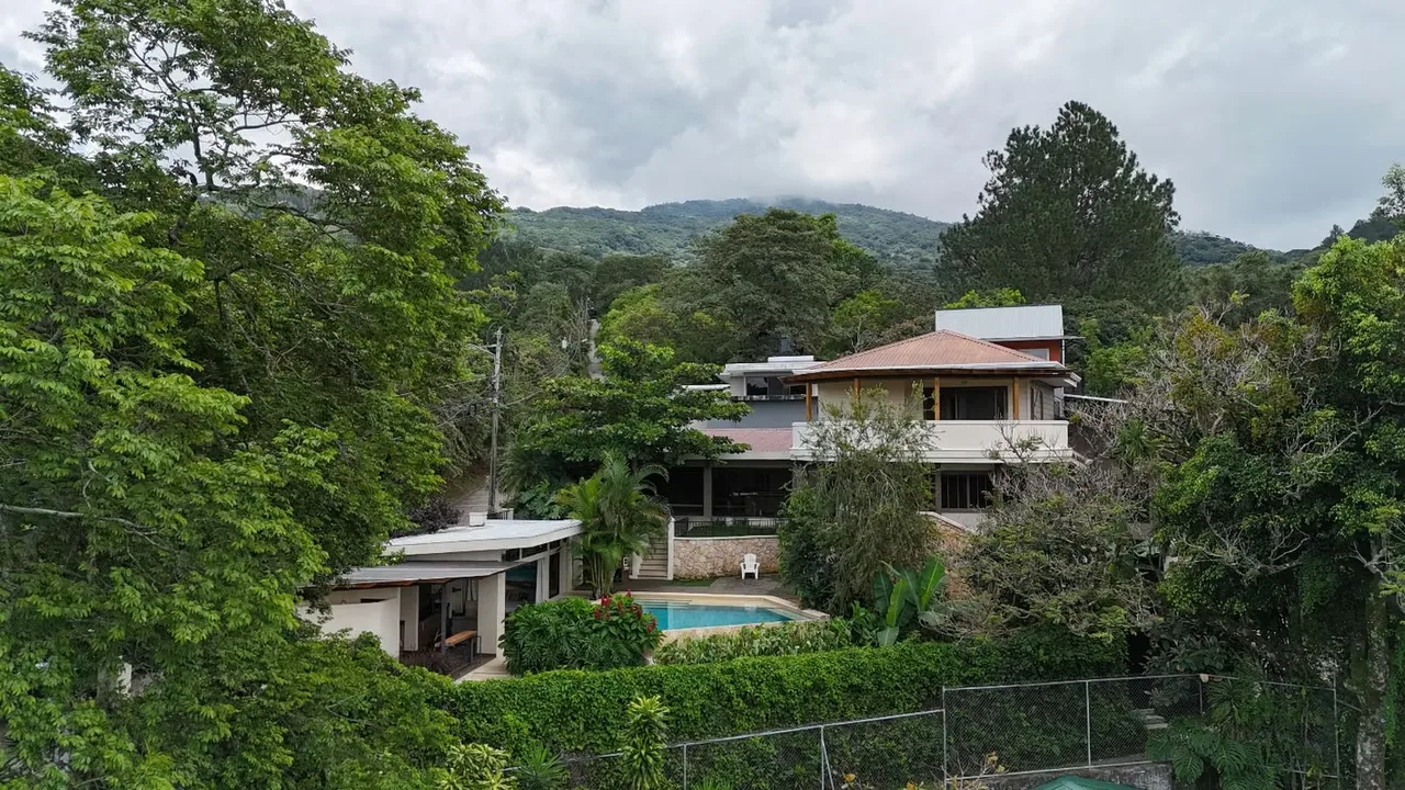 FOR SALE – SPACIOUS HOUSE WITH SWIMMING POOL AND 3 APARTMENTS – CIUDAD COLÓN, photo 4