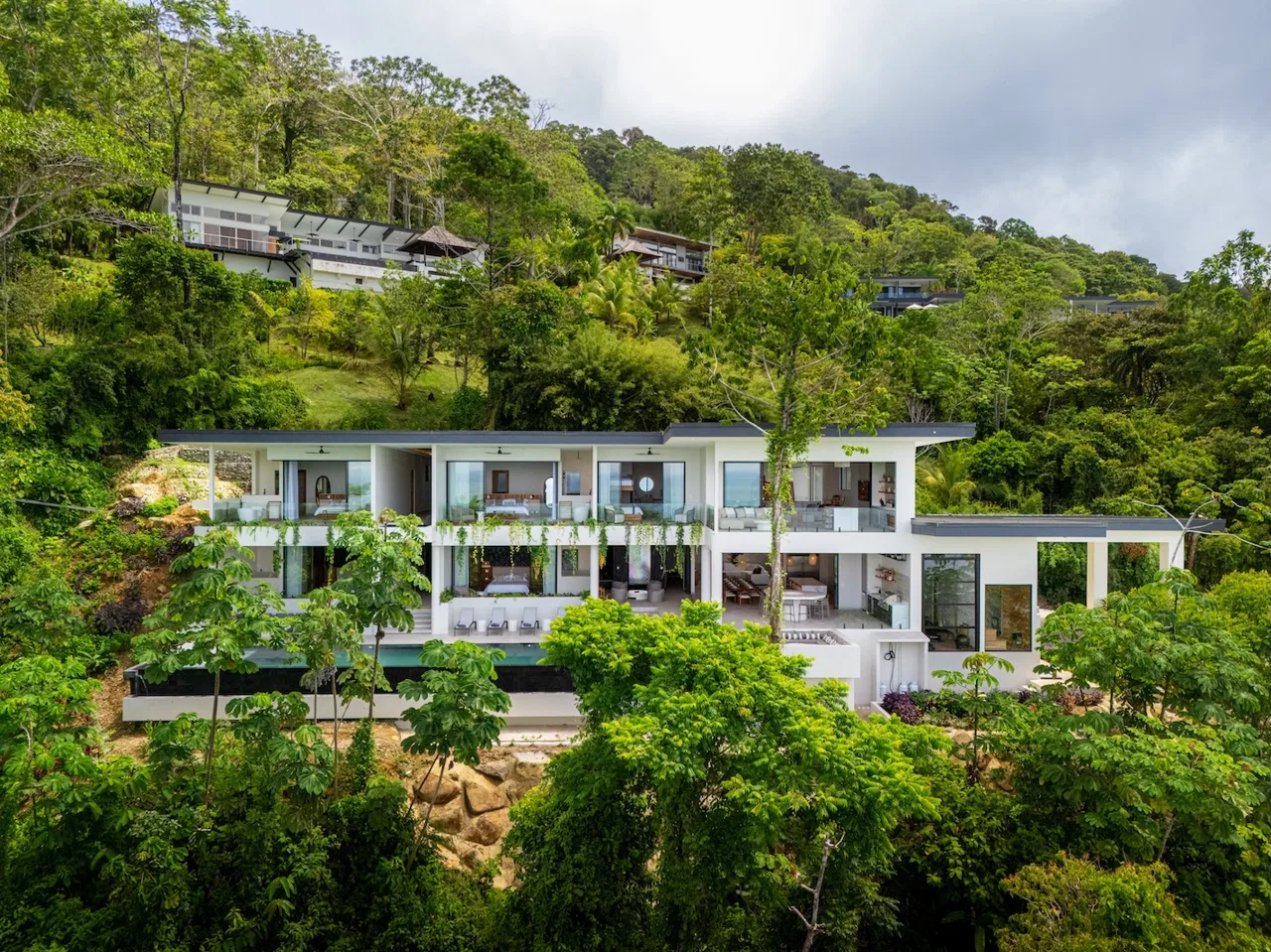 LUXURY PROPERTY WITH FIVE BEDROOM AND PANORAMIC VIEWS OF THE OCEAN, NEAR TO ESCALERAS – 1.36 ACRES