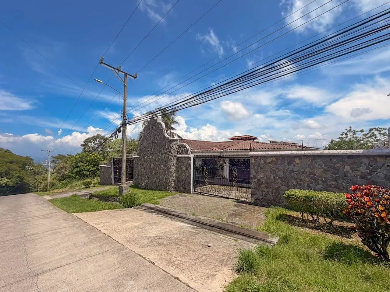 Casa amplia y amueblada en residencial privado en Santa Ana