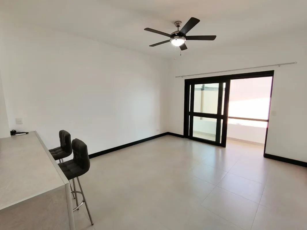 Se alquila apartamento remodelado. Ubicado en al final de Guachipelín Norte, Escazú.