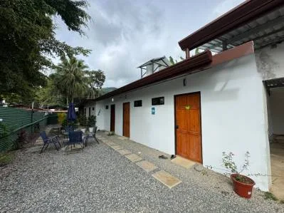 5 cabinas más espacio para agregar más en el corazón de Uvita, ¡camine a todo!