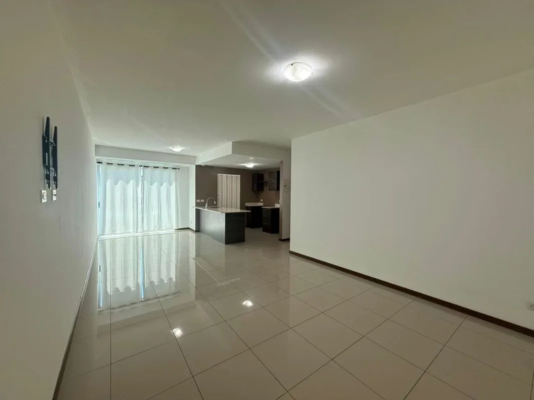 MA Asesorías vende precioso apartamento en el exclusivo condominio Vía Indus, ubicado dentro del centro comercial Real Cariari.