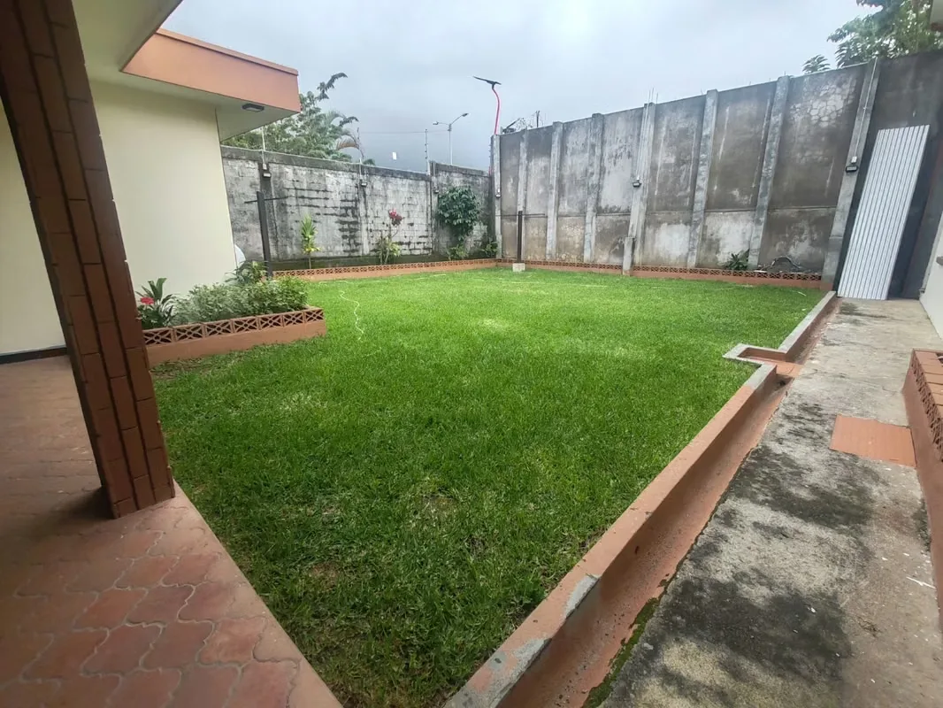 Hermosa y espaciosa casa de una sola planta, ubicada en una zona muy selecta, tranquila y segura. Ideal para casa de habitación u ...