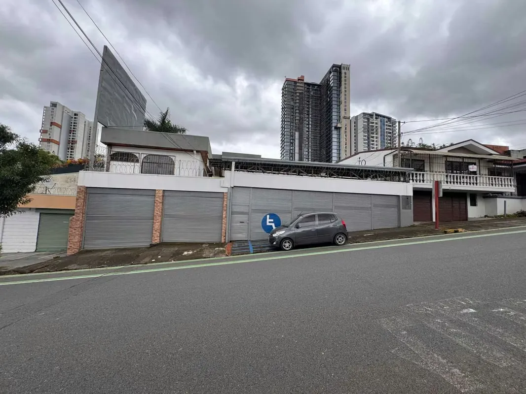 Alquiler de edificio en Barrio Francisco Peralta en San José. Posee 1.347 metros cuadrados de construcción. Anteriormente estuvo la sección de Dactiloscopia del Ministerio de ...