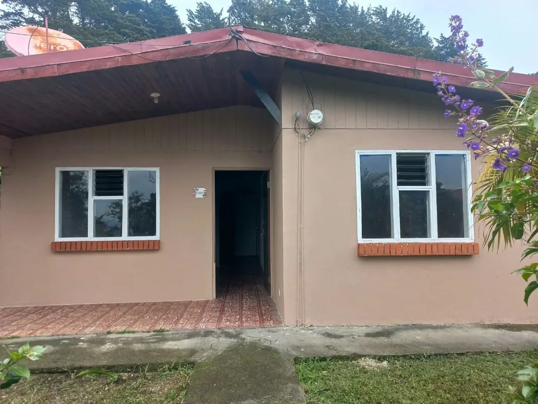 House is rented in Los Angeles, San Rafael, Heredia, for a couple. It has two rooms, living room, kitchen and garage for a car. Safe place and family.
