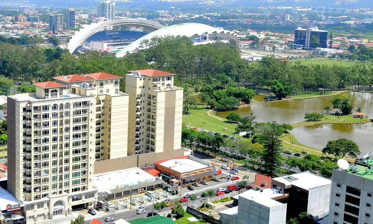 Alquilo hermoso, elegante y muy amplio apto full amueblado como nuevo en Sabana Sur, excelente ubicación contiguo a AM-PM y KFC, en condominio exclusivo Torres del Lago, piso 8 con ...