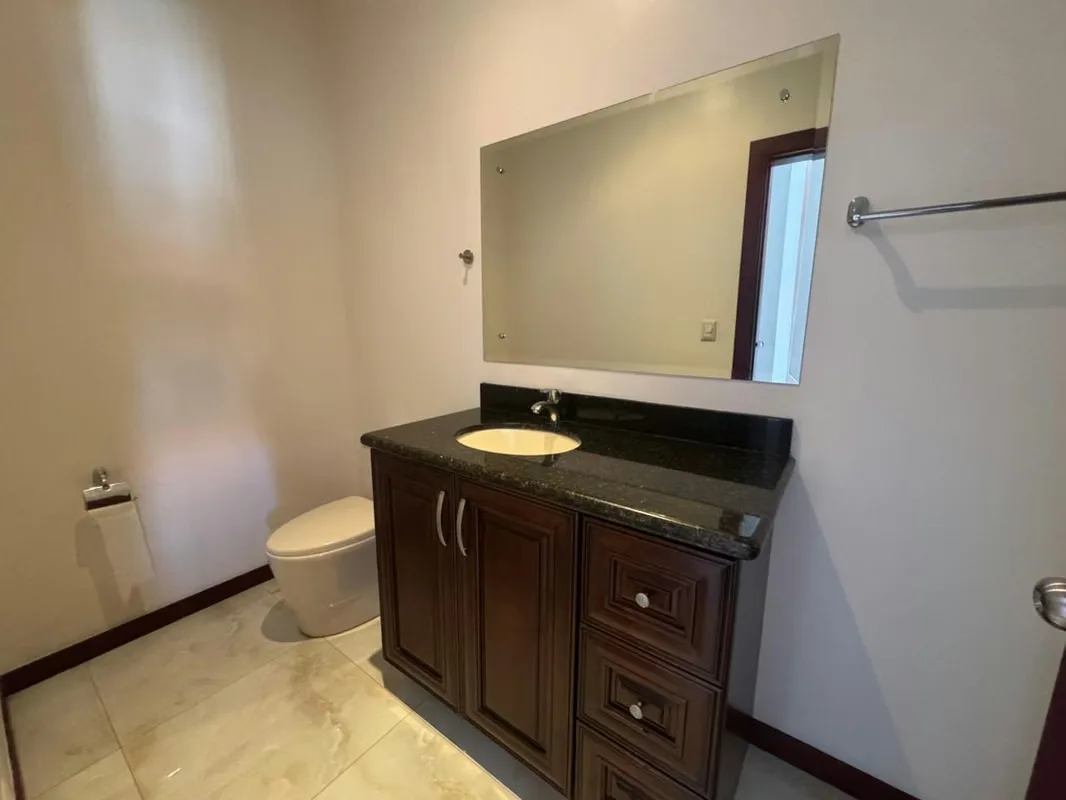 En alquiler apartamento amueblado en Escazú, photo 8