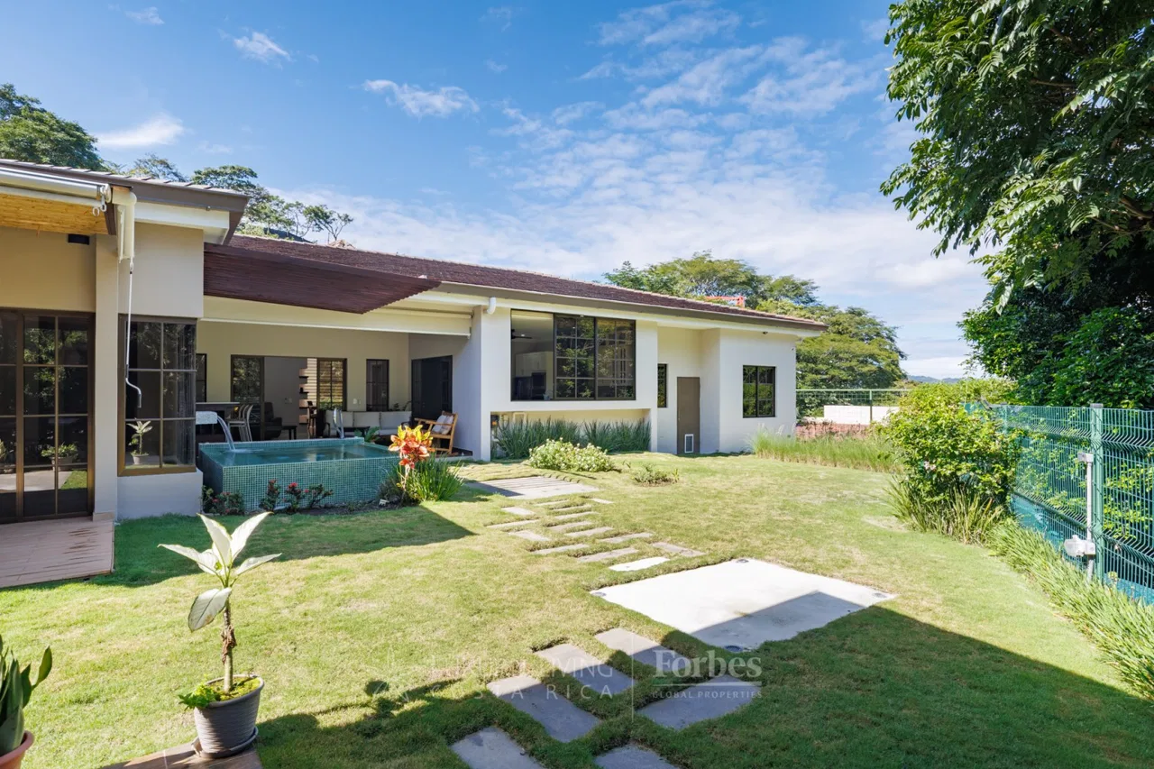 Casa 3 hab. oficina, áreas sociales integradas, exclusivo condominio