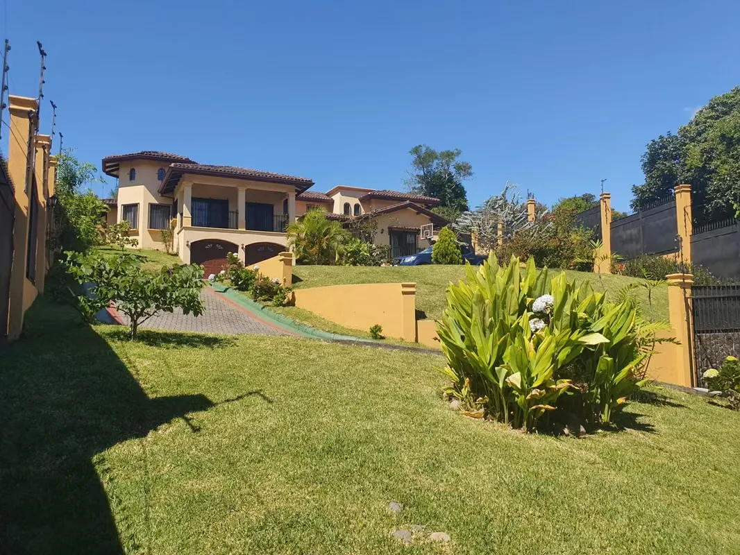 Spacious, luxurious and independent house in a quiet, familiar and cozy environment, surrounded by the mountains of the province of Heredia. It consists of 4 bedrooms. 3.5 bathrooms, ...