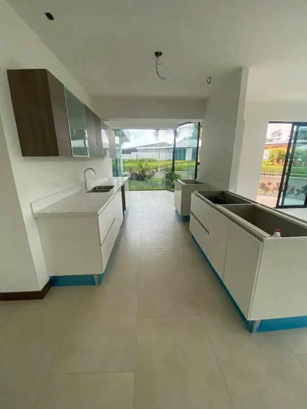 Se alquila hermoso condominio en Escazú. Cerca de todo! Nuevo para estrenar!