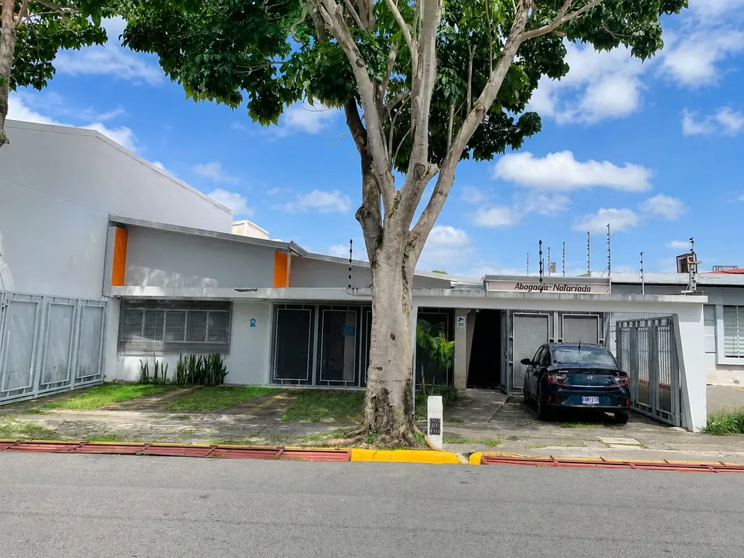 Propiedad de uso mixto ubicada en Barrio Luján, distrito Catedral, San José. Cuenta con un terreno de 418,83 m² y una distribución ideal para clínica, consultorios médicos, ...
