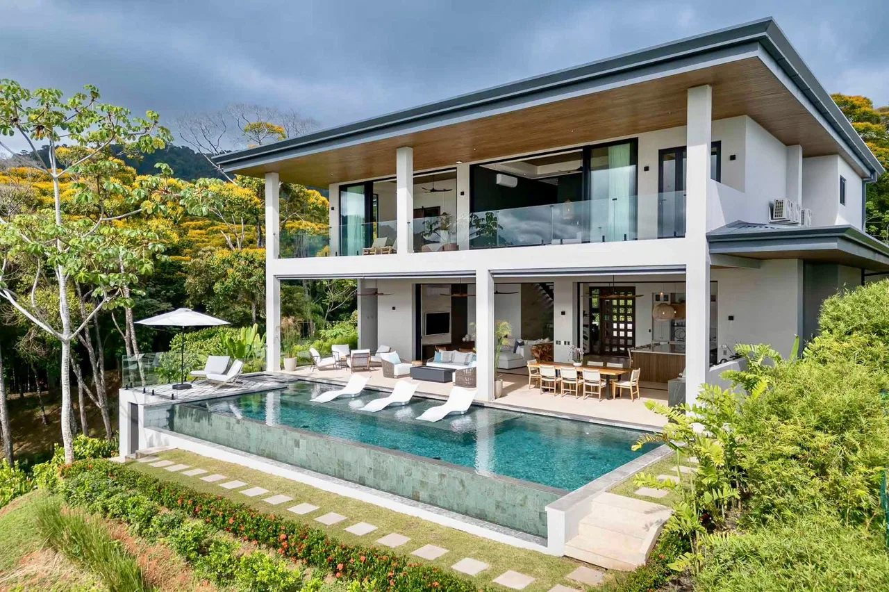 LUXURIOUS MASTERPIECE WITH FRONT ROW OCEAN AND COASTLINE VIEWS
