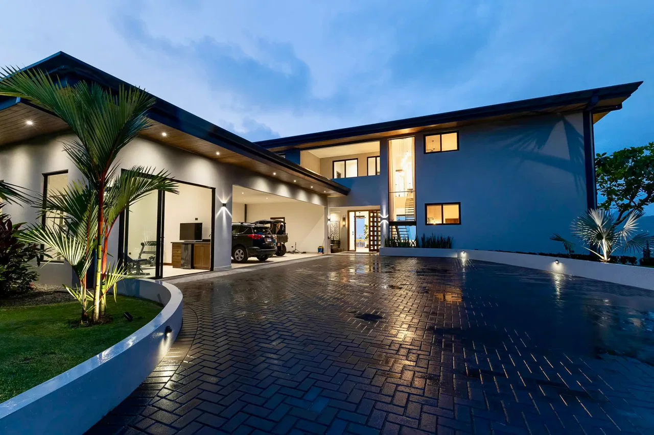 LUXURIOUS MASTERPIECE WITH FRONT ROW OCEAN AND COASTLINE VIEWS, photo 9