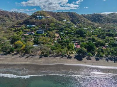 Lote de desarrollo de primera calidad junto a la playa en Playas del Coco