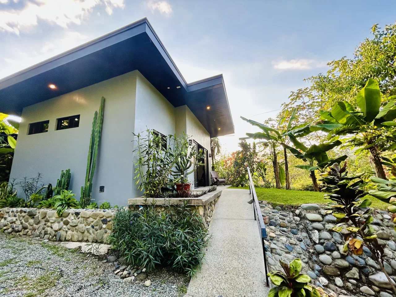 TROPICAL HOUSE WITH AIRBNB POTENTIAL NEAR THE BEACH, IN PLAYA HERMOSA – 0.11 ACRES, photo 5