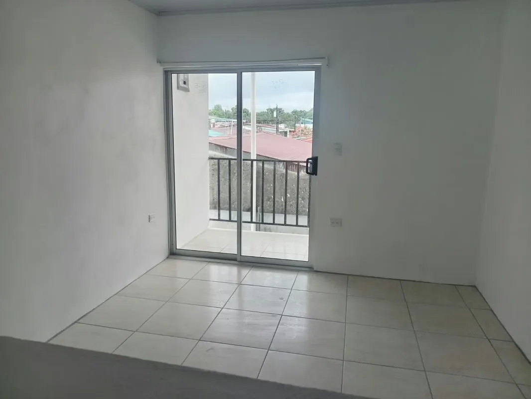 Edificio de 6 apartamentos independientes construido en 2023 en Barrio Dora, centro de La Fortuna. Dos niveles, 6 habitaciones, 6 baños, balcón y piso de cerámica. Servicios ...