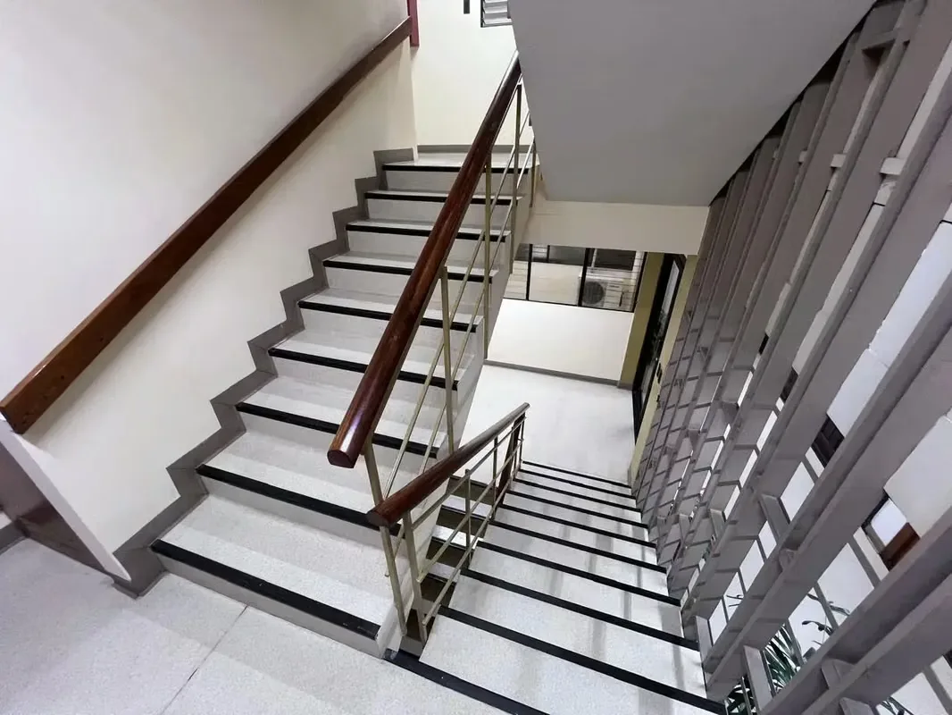 This commercial-use building features a total constructed area of 1,113 square meters, distributed across five levels, on a lot of 417.34 square meters. Its structural design consists ...