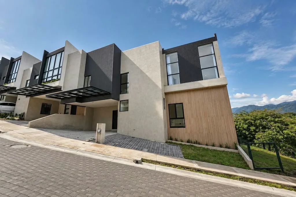 Casa de 3 habitaciones + Sala de TV en el Condominio Source living en Guachipelín de Escazú, la misma cuenta con una construcción en dos niveles que se distribuye de la siguiente ...