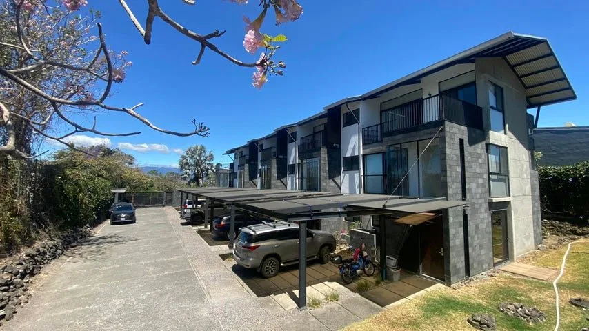 Venta de Casa de 3 Niveles en Piedades de Santa Ana. RAH 27-132 - Venta en Santa Ana