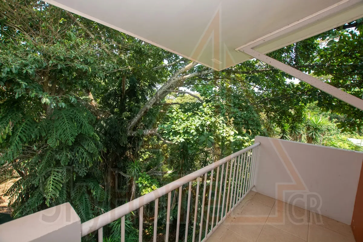 Apartamento en alquiler o venta ubicado en la exclusiva zona de Pinares. La propiedad ofrece espacios amplios y un hermoso balcón con vista directa al bosque, ideal para disfrutar de ...