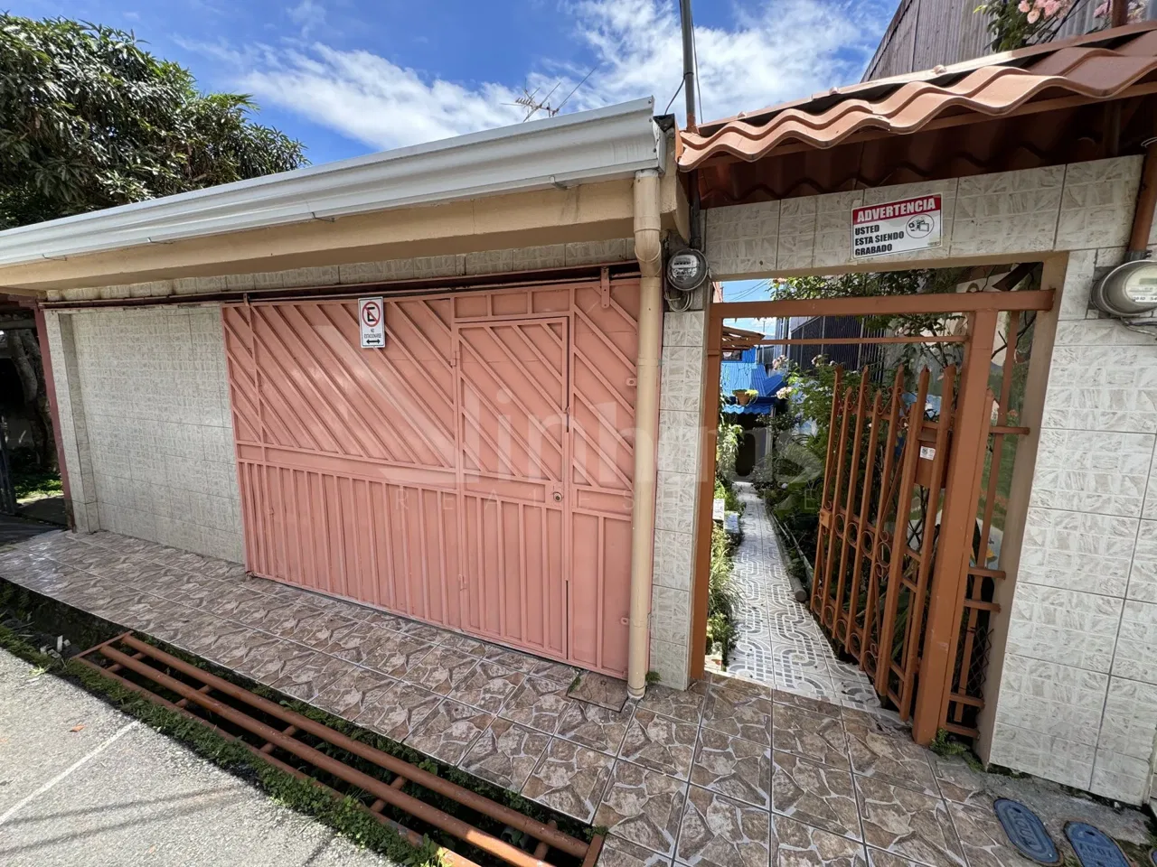 Venta de propiedad con dos casas en Aserrí