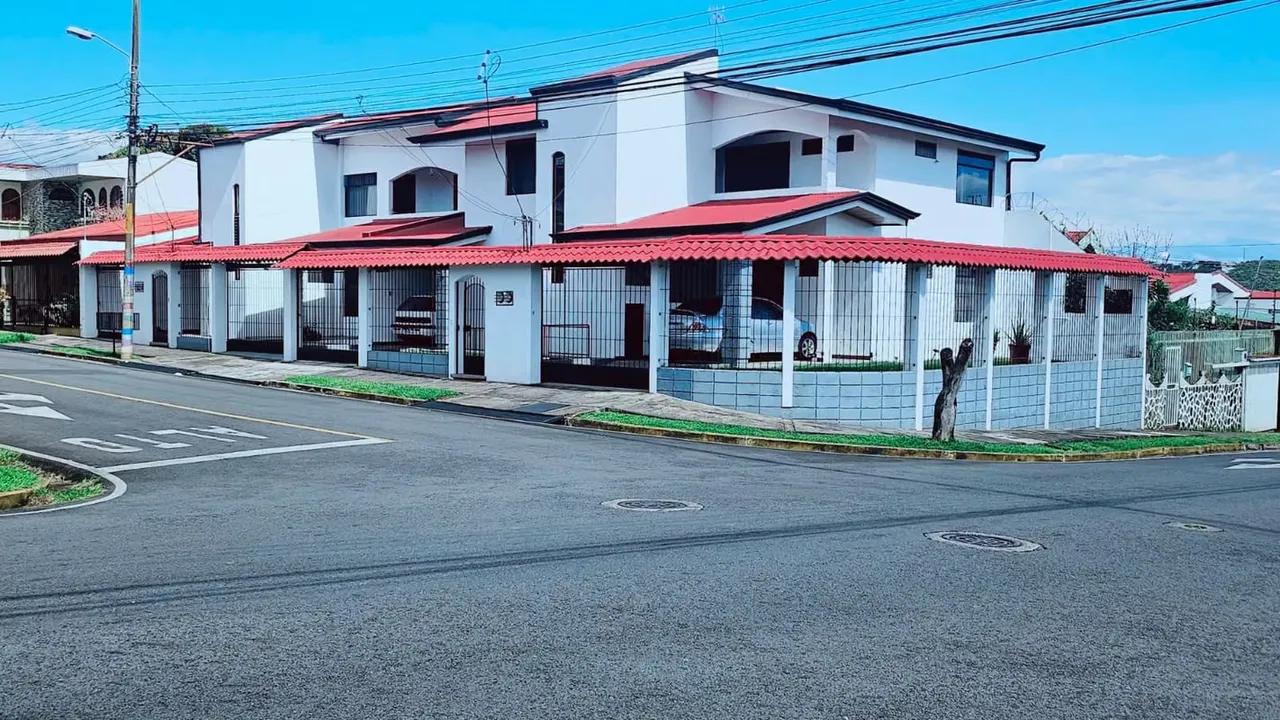 Se vende torre de 4 apartamentos completamente amueblados, ubicada en Urbanización Ciruelas, una zona muy ...