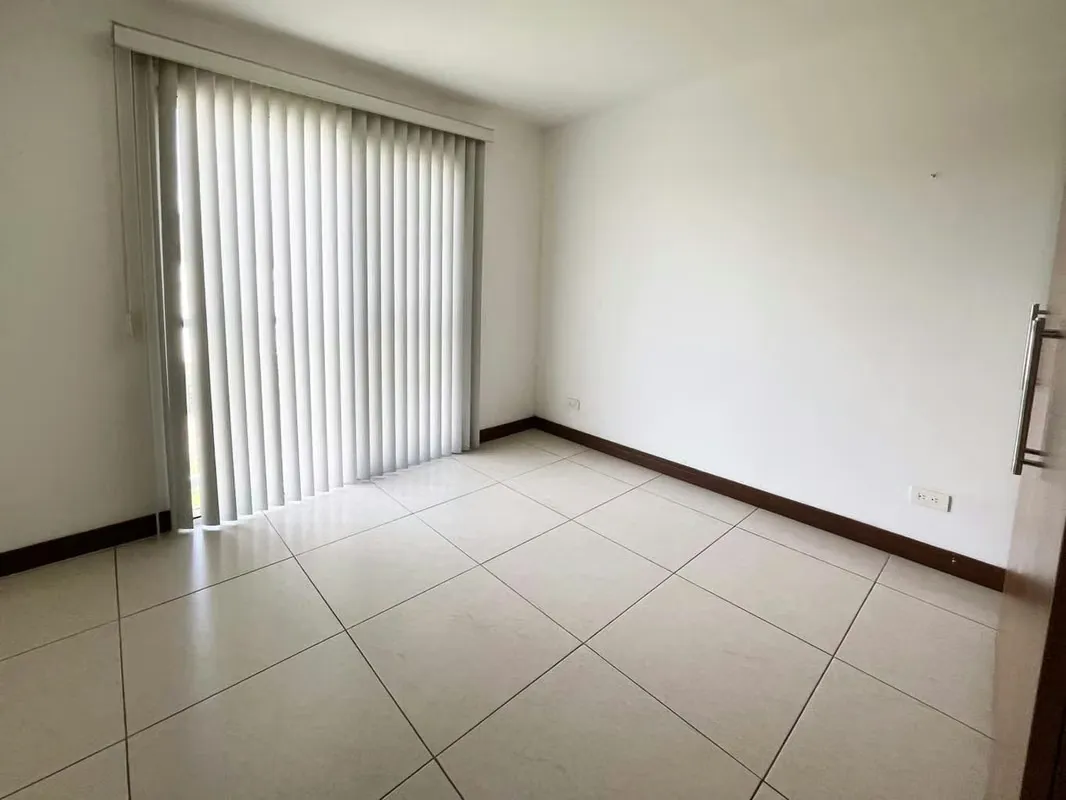 Le presentamos este acogedor apartamento ubicado en el Condominio Almendares, en San Sebastián. Un espacio moderno, con excelentes acabados, ideal para quienes buscan comodidad, y ..., photo 2