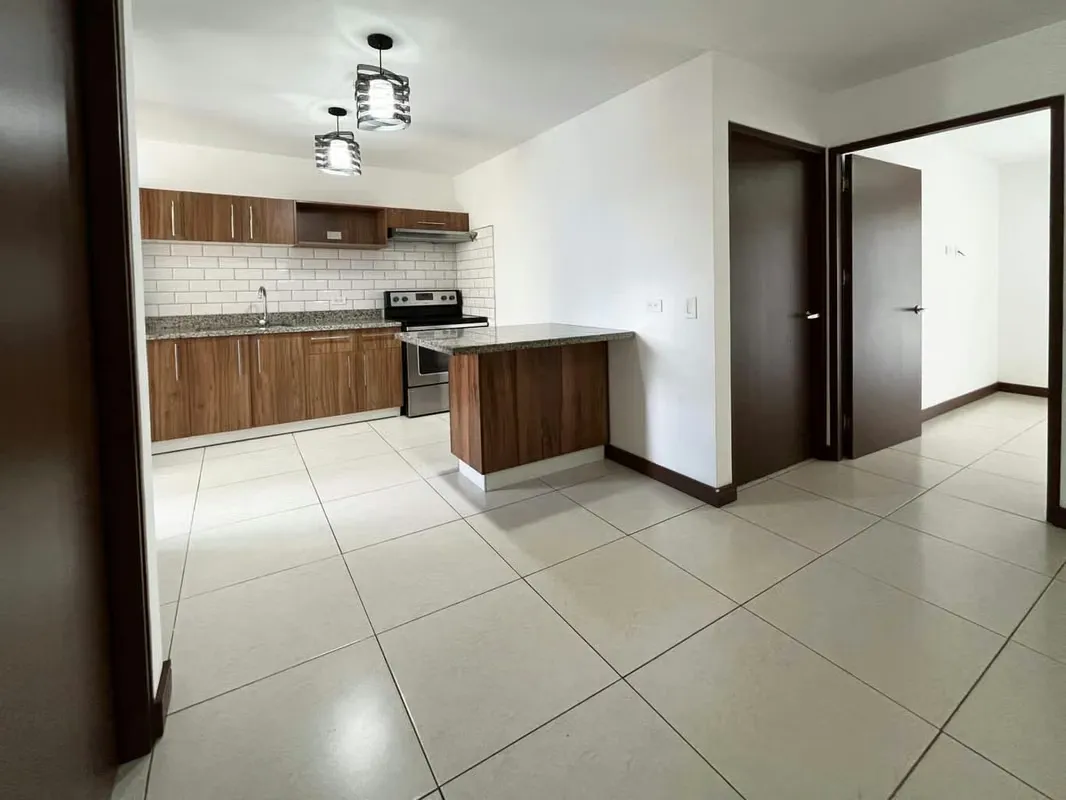Le presentamos este acogedor apartamento ubicado en el Condominio Almendares, en San Sebastián. Un espacio moderno, con excelentes acabados, ideal para quienes buscan comodidad, y ..., photo 3