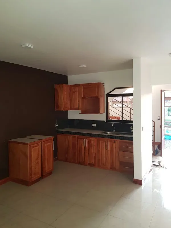 Se alquila cómodo y moderno apartamento, ideal para persona sola o pareja que busque un espacio tranquilo y seguro.