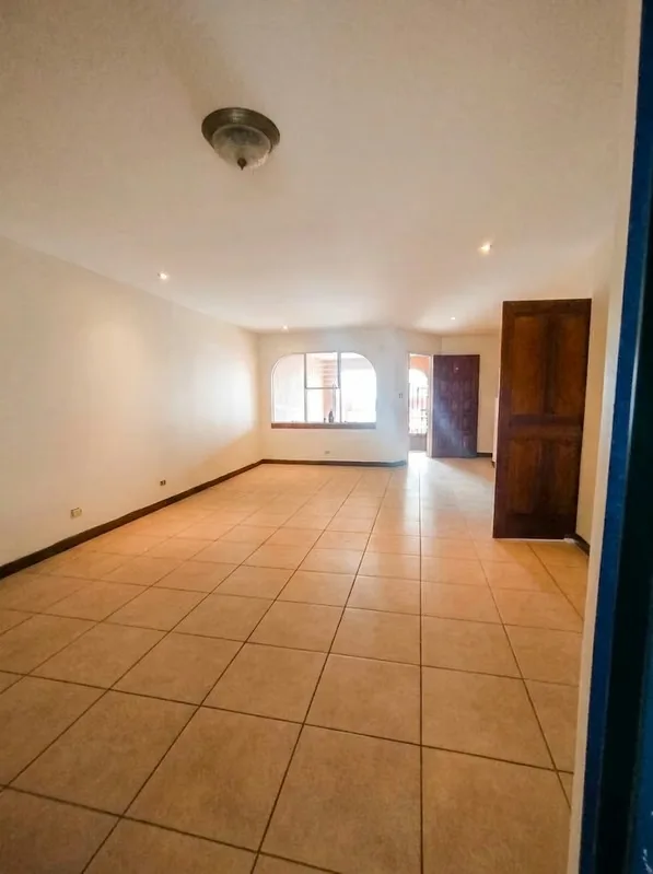 AMPLIA CASA DE 1 PLANTA EN ALQUILER – PAVAS (ZONA BRITISH SCHOOL)