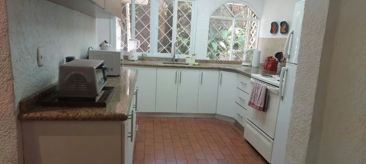 Casa de una planta en alquiler en Guachipelín, amoblada y con agua e internet incluidos.