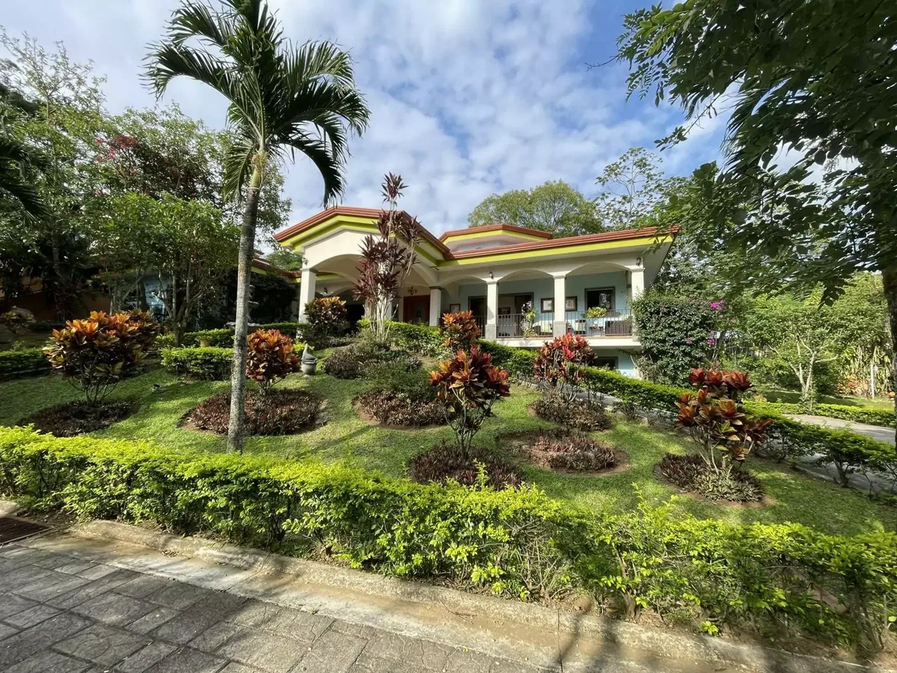Serenity and Style: Captivating Single-Story Residence with Panoramic Garden Views in Central Ciudad Colón