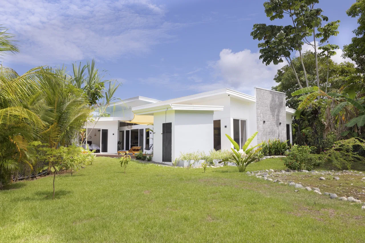 MODERN RESIDENCE WITH COMMERCIAL POTENTIAL STEPS FROM MARINO BALLENA, IN BAHIA BALLENA – 0.31 ACRES, photo 3