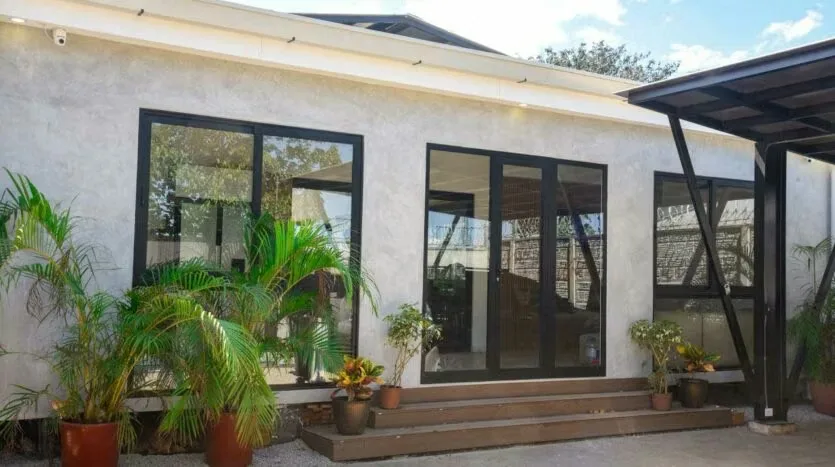 Located in Santa Cruz, just 5 minutes from downtown and 2 kilometers from the new hospital, this home under construction presents an excellent opportunity to own a modern, ...