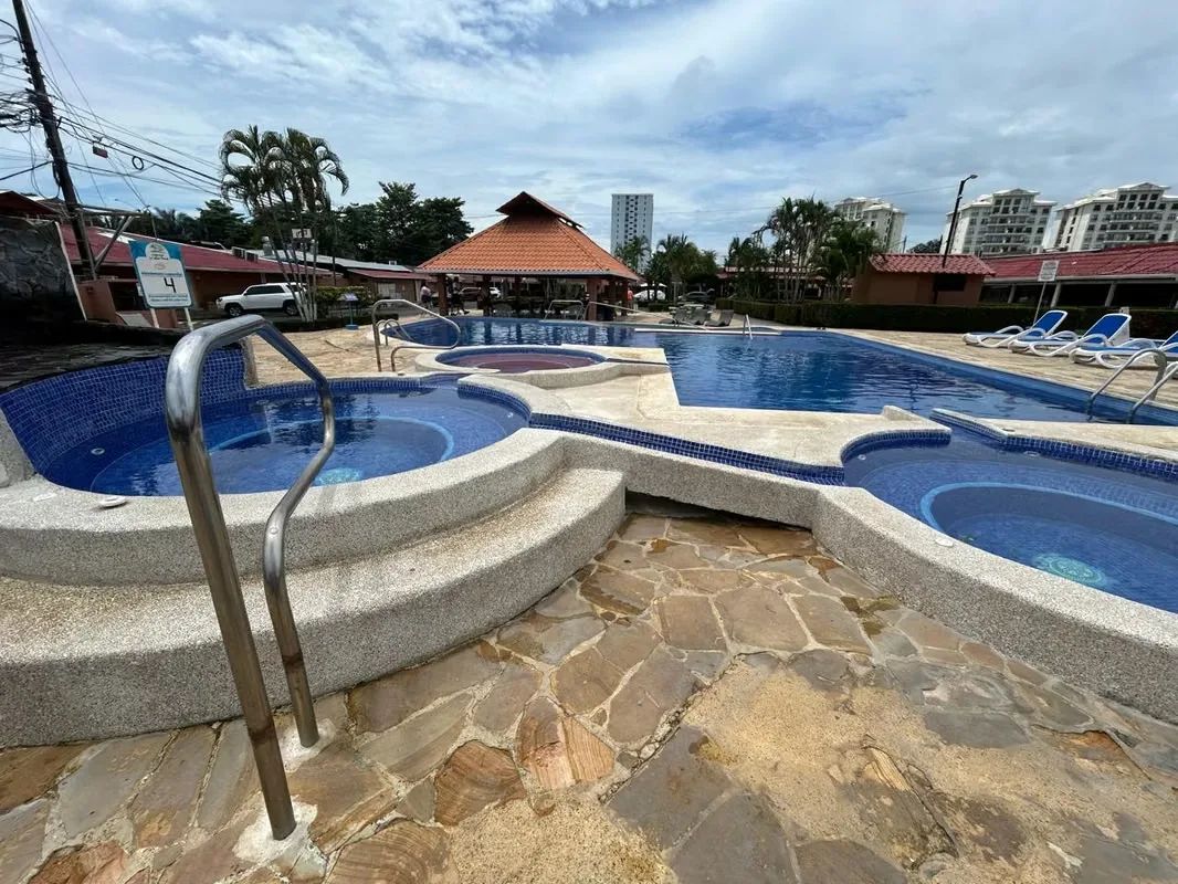 A solo 200 metros de la Playa y muy cerca de área comercial de Jaco donde encontrara restaurantes, tiendas, ferreterías, se vende este Condominio Amueblado.