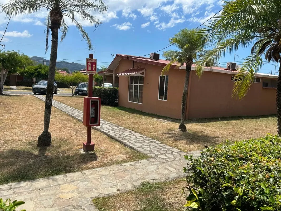 A solo 200 metros de la Playa y muy cerca de área comercial de Jaco donde encontrara restaurantes, tiendas, ferreterías, se vende este Condominio Amueblado., photo 2