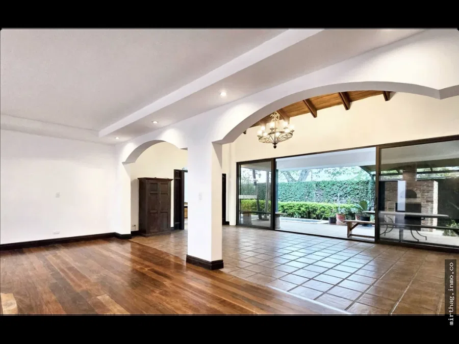 4-BED HOUSE WITH POOL AND TERRACE