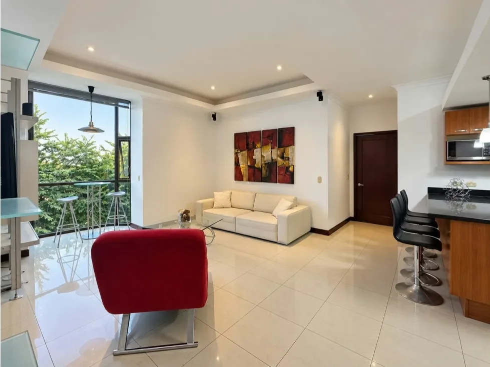 Hermoso apartamento amueblado con todas las comodidades necesarias para disfrutar de una vida cómoda y placentera. La propiedad cuenta con una amplia sala de estar, un comedor ...