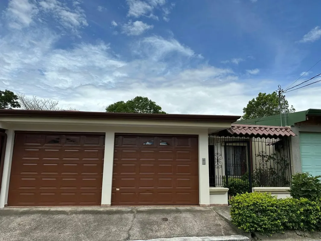 CASA 1 PISO , 4 CUARTOS AMPLIOS, COCHERA 2 VEHICULOS, 2 BAÑOS COMPLETOS, 1 SALA AMPLIA, 1 SALA TV, 2 CUARTOS DE LUZ (JARDIN), 1 COCINA, 1 TERRAZA, 1 CUARTO PILAS Y ZONA TENDEDERO.