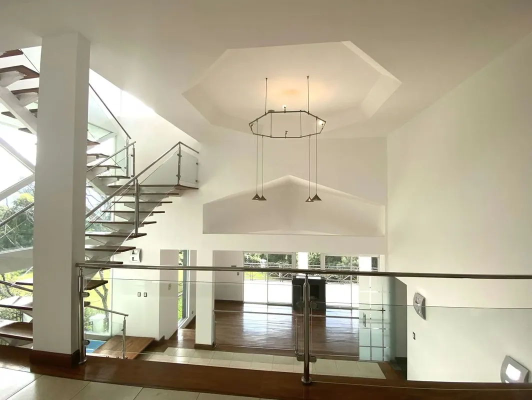 Se Alquila Casa Hermosa Contemporánea y Amplia en Guachipelin con Increíbles vistas al Valle y las Montañas donde podrá apreciar los hermosos atardeceres
