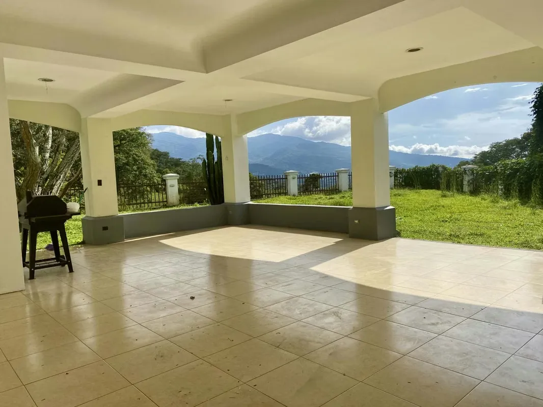Se Alquila Casa Hermosa Contemporánea y Amplia en Guachipelin con Increíbles vistas al Valle y las Montañas donde podrá apreciar los hermosos atardeceres, photo 2