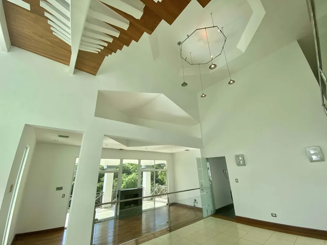 Se Alquila Casa Hermosa Contemporánea y Amplia en Guachipelin con Increíbles vistas al Valle y las Montañas donde podrá apreciar los hermosos atardeceres, photo 3