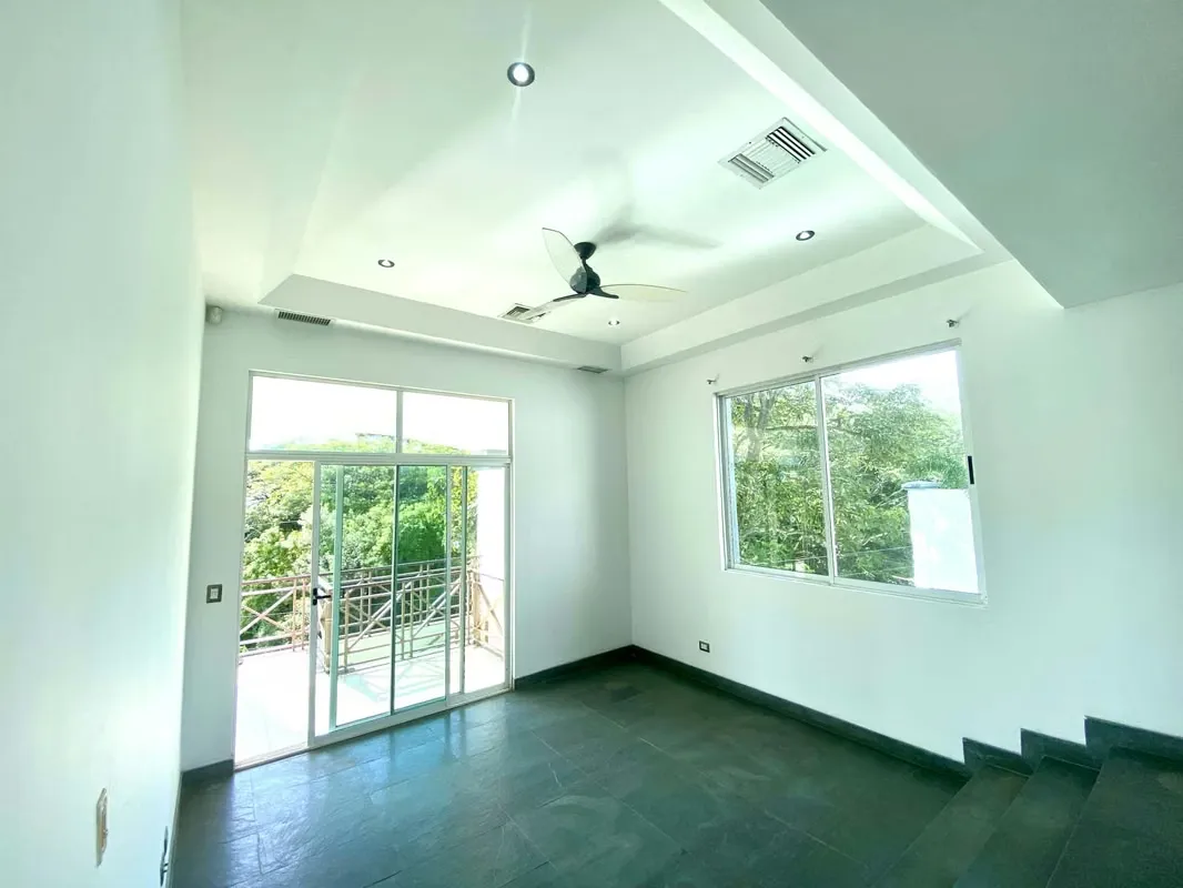 Se Alquila Casa Hermosa Contemporánea y Amplia en Guachipelin con Increíbles vistas al Valle y las Montañas donde podrá apreciar los hermosos atardeceres, photo 4