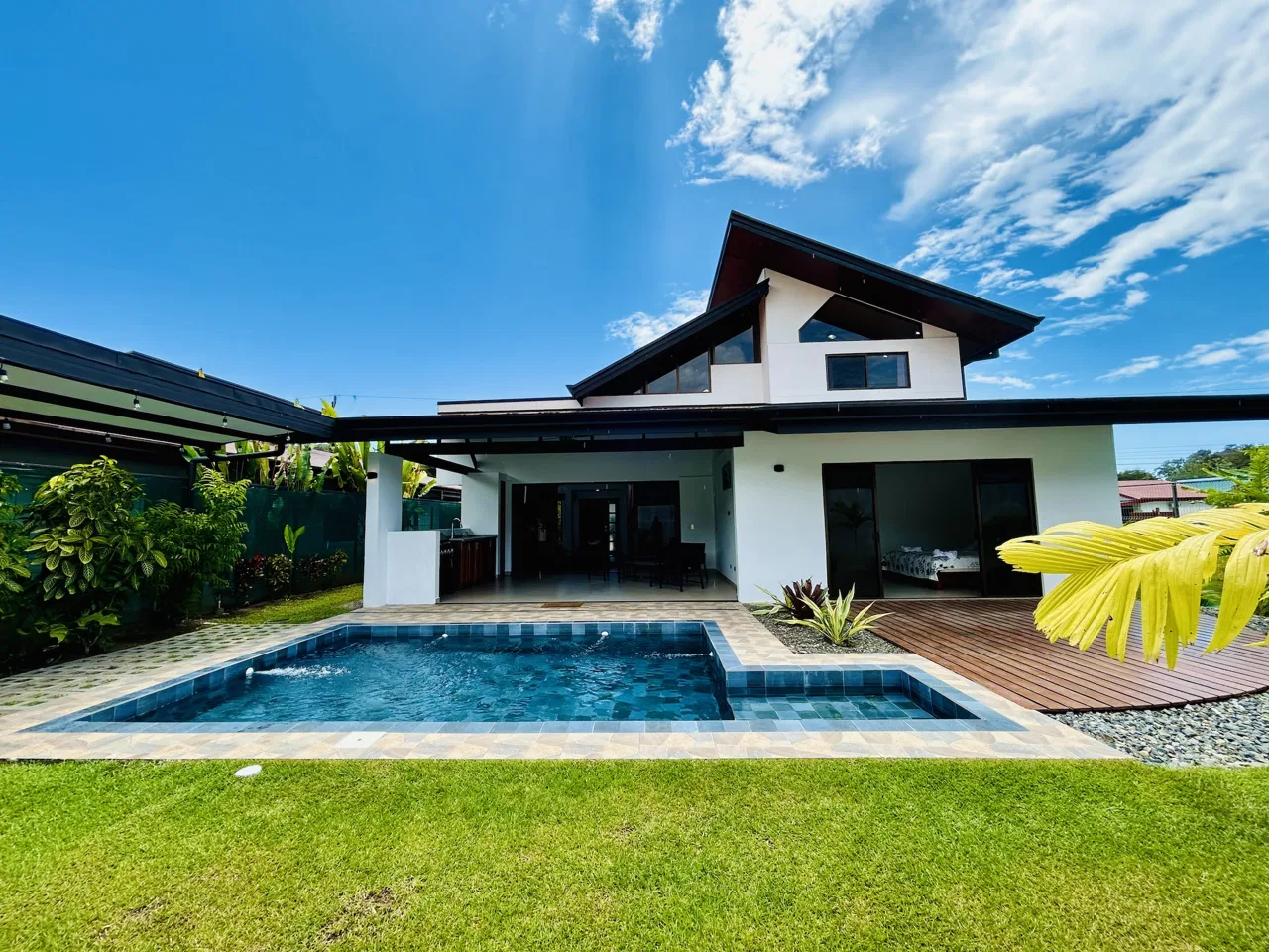 BEAUTIFUL PROPERTY WITH THREE BEDROOM AND POOL, IN BAHIA BALLENA – 0.11 ACRES