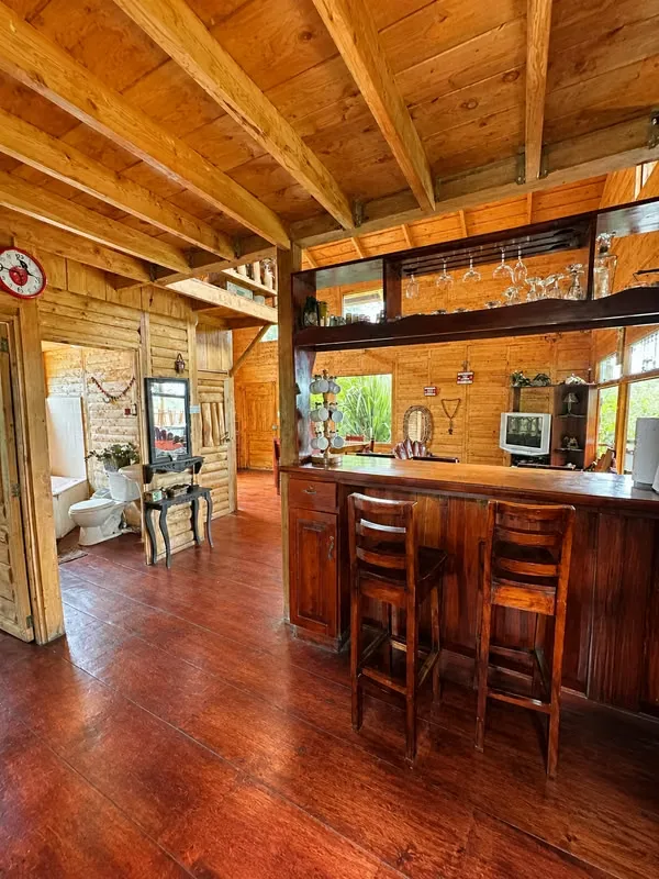 Hermosa Finca con Bella cabaña de madera. Imaginese amanecer con un fresco clima de montañas de Copey de Dota, con el sonido del agua y el cántico de las aves todos los dias. Esta ...