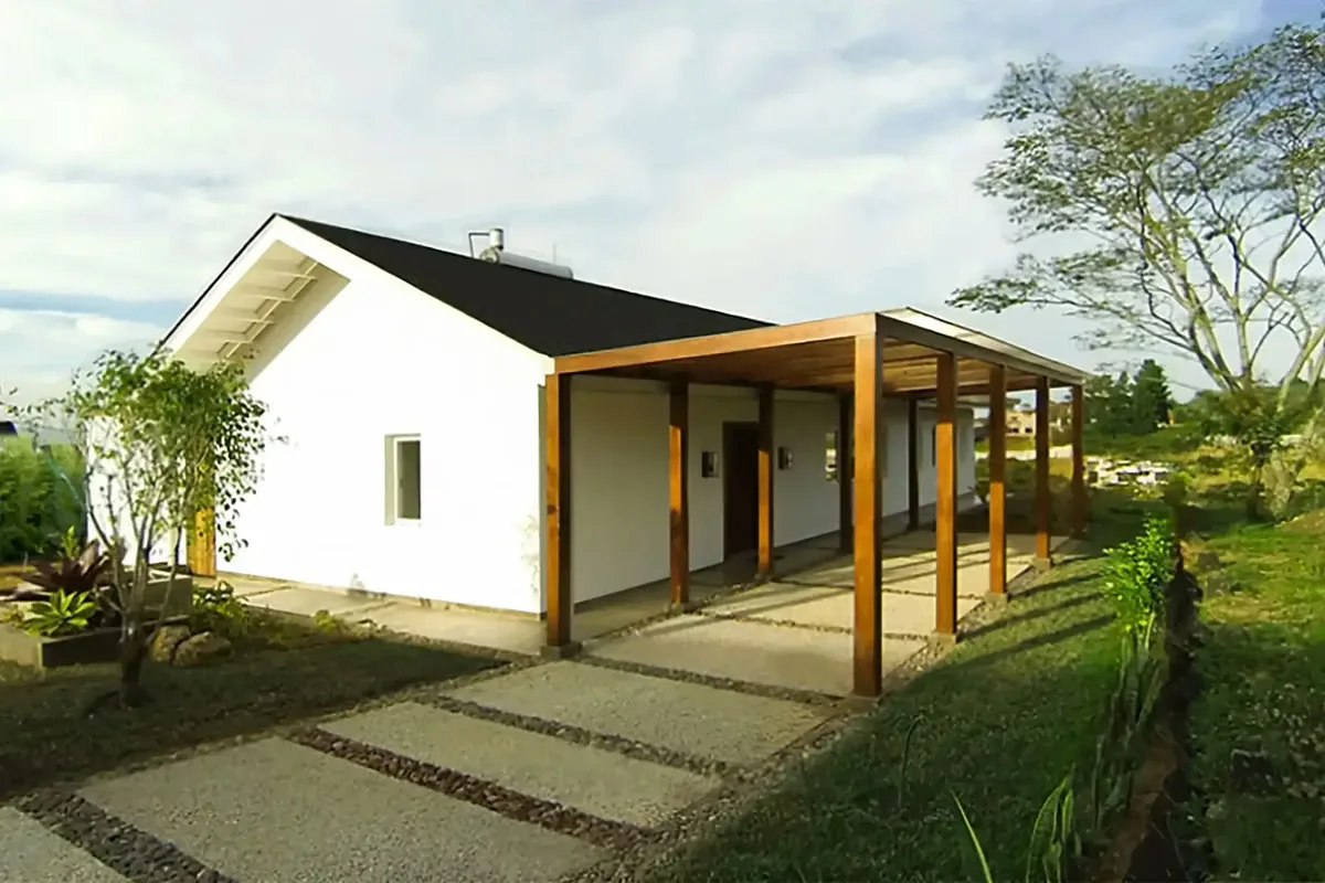 It is a beginning of sustainable architecture in Costa Rica! Fully insulated for hot and cold weather and equipped with solar water heating system saves expenses and is a perfect choice ...
