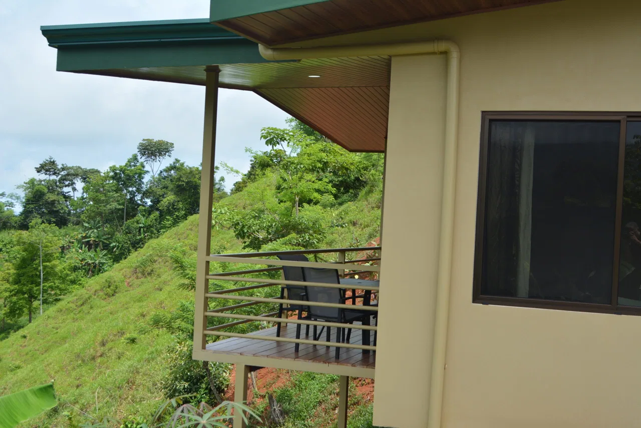 SERENE RETREAT WITH MODERN COMFORTS: SPACIOUS 3-BEDROOM HOME MINUTES FROM BEACH & CITY – 0.12 ACRES, photo 5